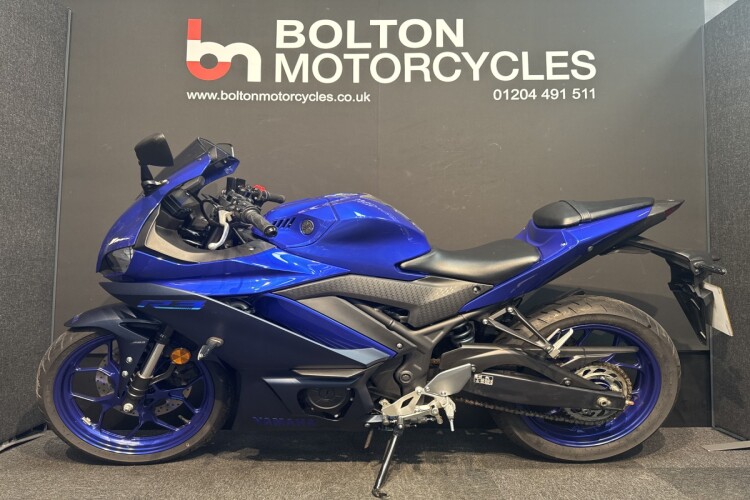 YAMAHA R3