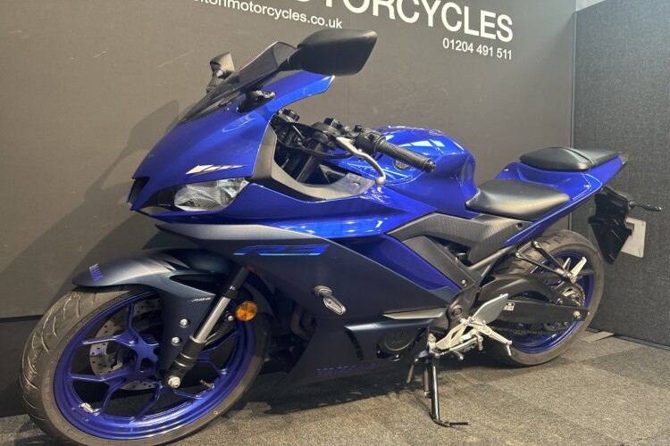 YAMAHA R3