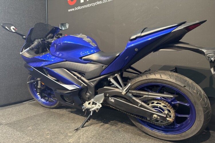 YAMAHA R3