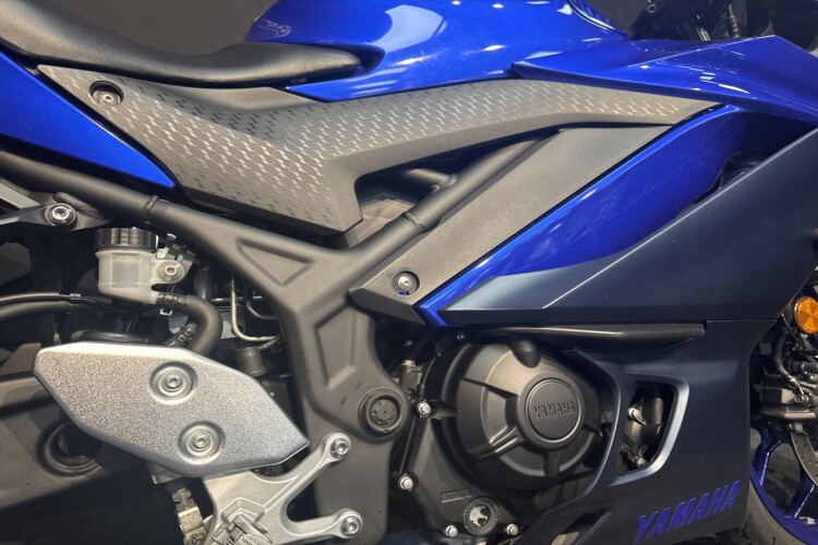 YAMAHA R3