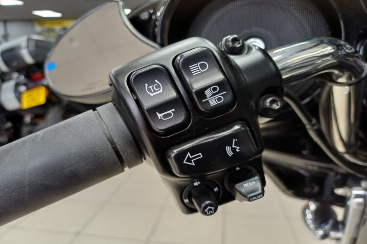 HARLEY-DAVIDSON STREET GLIDE SPECIAL