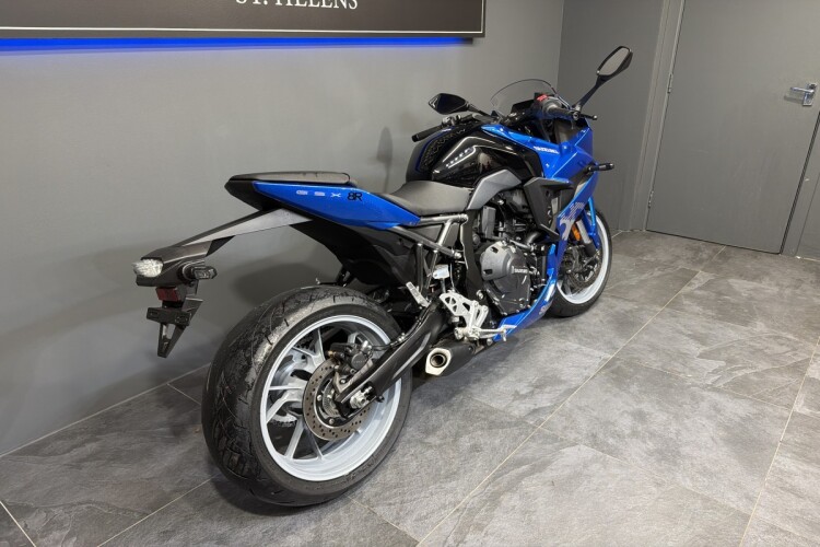 SUZUKI GSX-8R