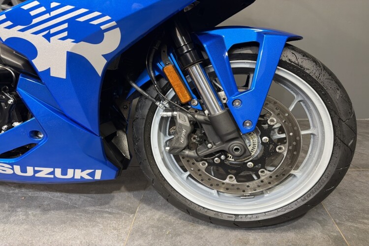SUZUKI GSX-8R