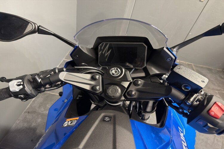 SUZUKI GSX-8R
