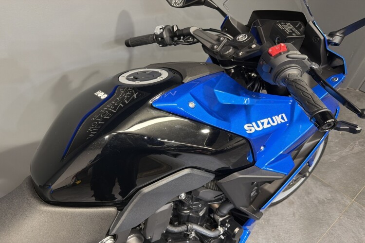 SUZUKI GSX-8R