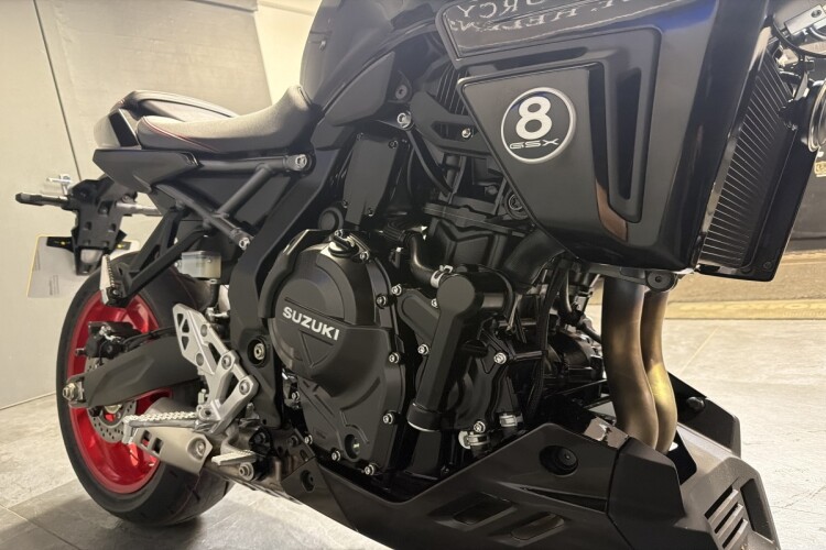 SUZUKI GSX-8TT