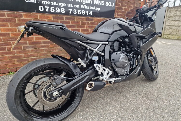 SUZUKI GSX-8R