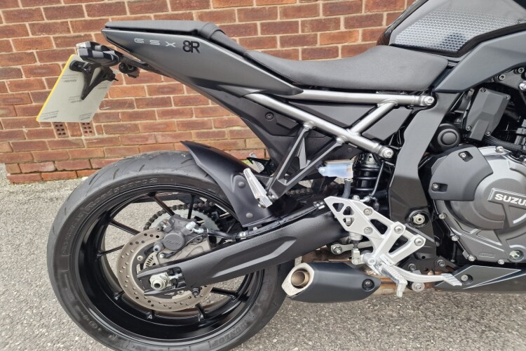 SUZUKI GSX-8R