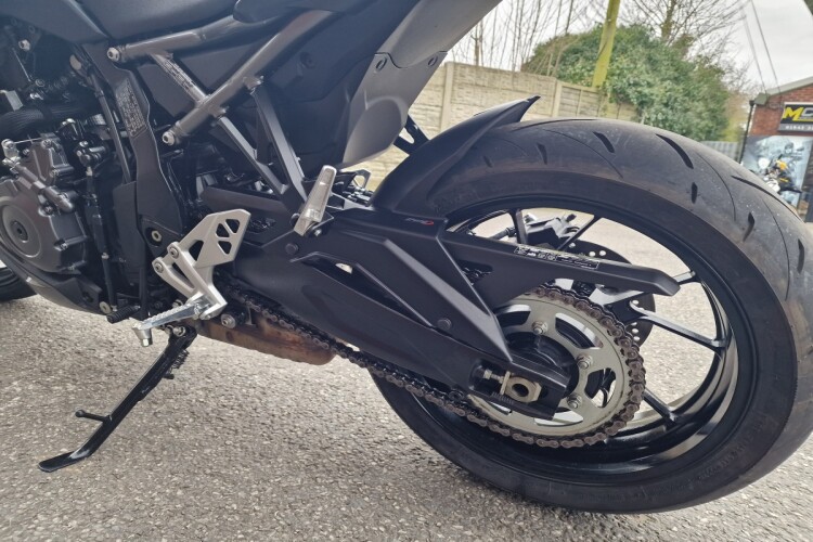 SUZUKI GSX-8R
