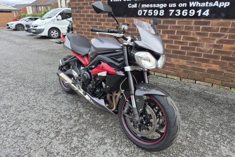 TRIUMPH STREET TRIPLE 675