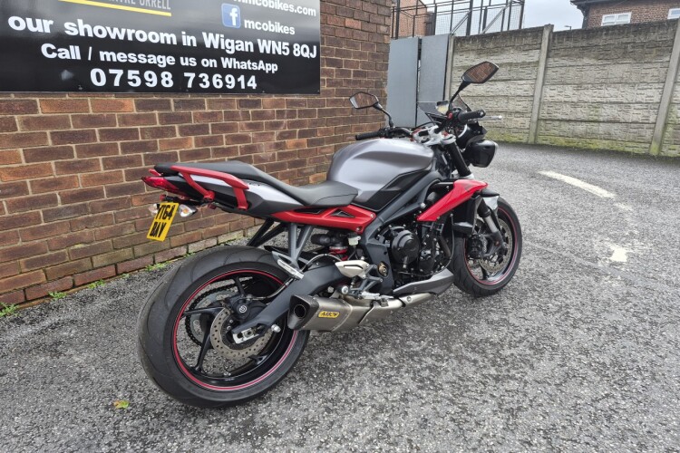 TRIUMPH STREET TRIPLE 675