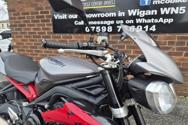 TRIUMPH STREET TRIPLE 675