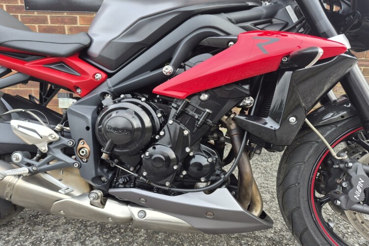 TRIUMPH STREET TRIPLE 675