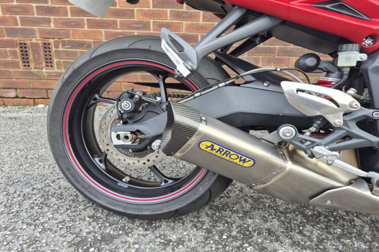 TRIUMPH STREET TRIPLE 675