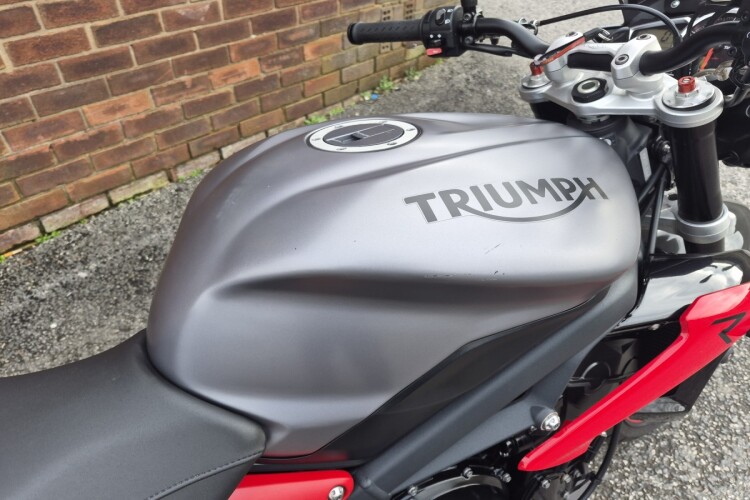 TRIUMPH STREET TRIPLE 675