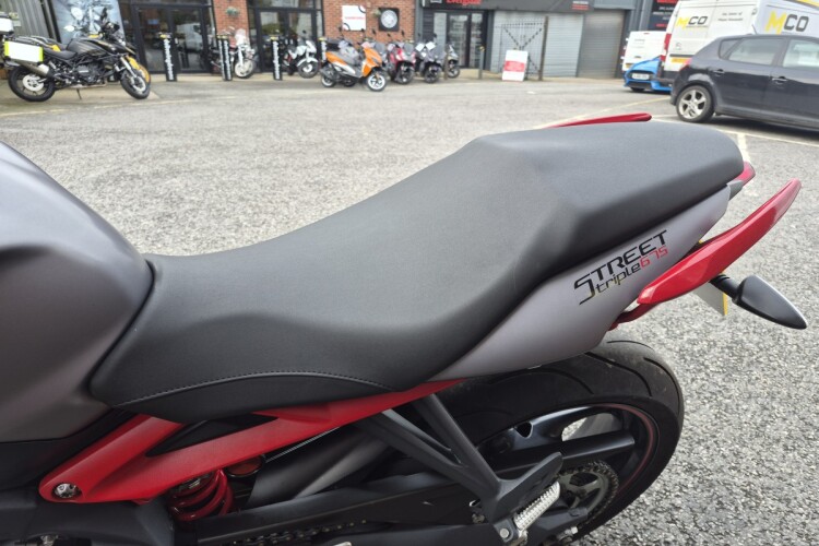 TRIUMPH STREET TRIPLE 675