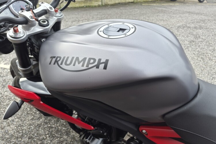 TRIUMPH STREET TRIPLE 675