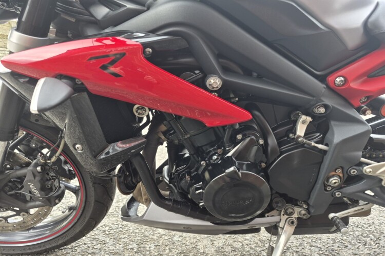 TRIUMPH STREET TRIPLE 675