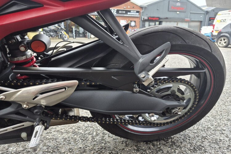 TRIUMPH STREET TRIPLE 675