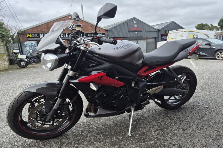 TRIUMPH STREET TRIPLE 675
