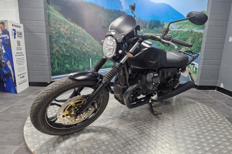 MOTO GUZZI V7