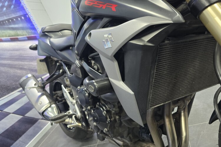 SUZUKI GSR750