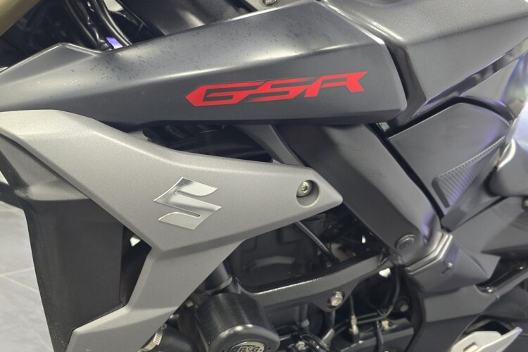 SUZUKI GSR750