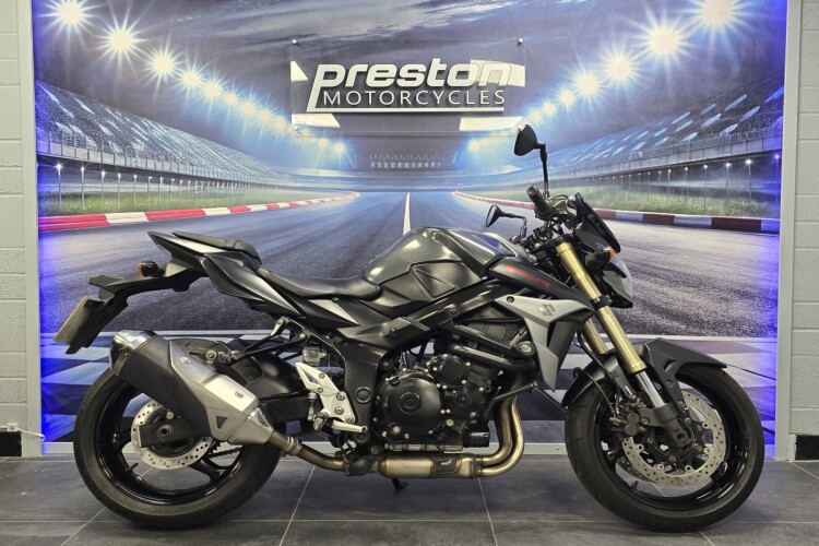 SUZUKI GSR750
