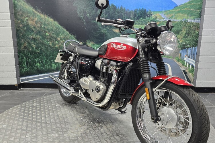 TRIUMPH BONNEVILLE T100