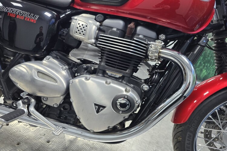 TRIUMPH BONNEVILLE T100