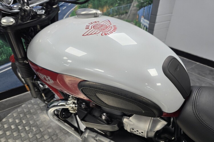 TRIUMPH BONNEVILLE T100