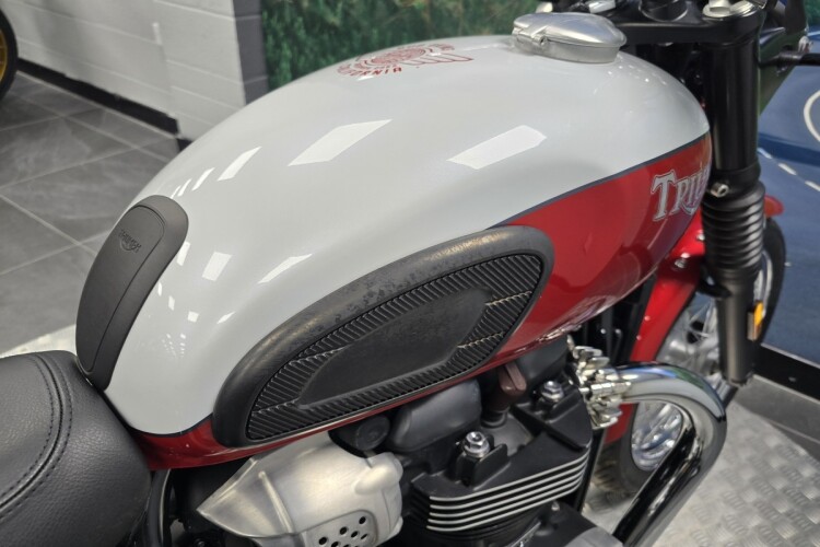 TRIUMPH BONNEVILLE T100