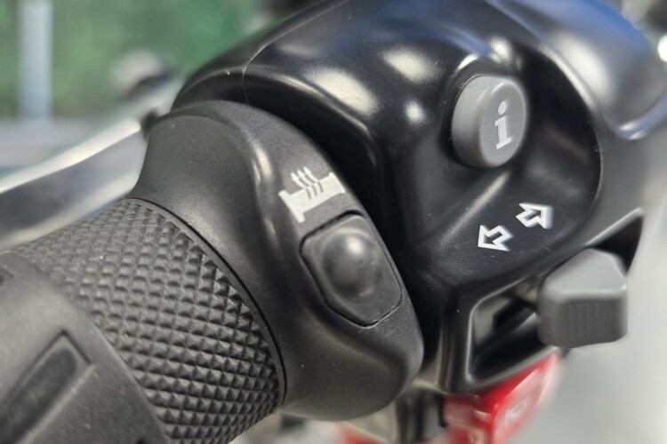 TRIUMPH BONNEVILLE T100