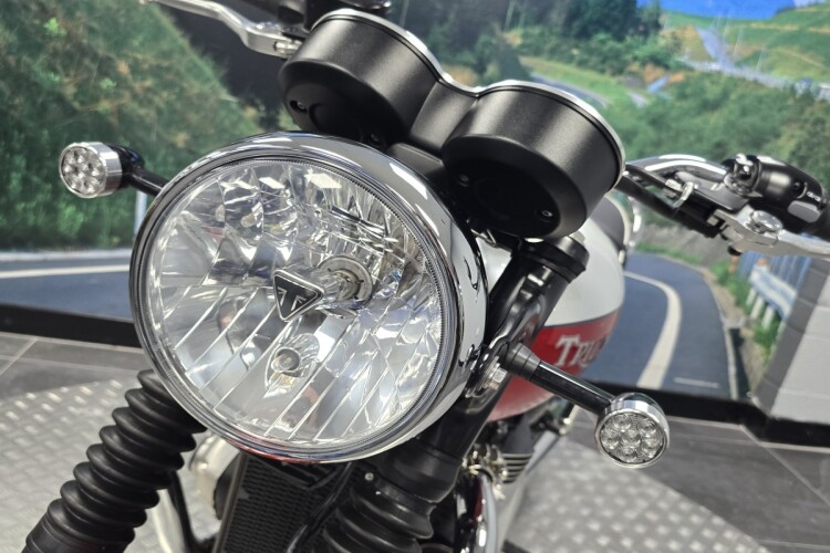 TRIUMPH BONNEVILLE T100