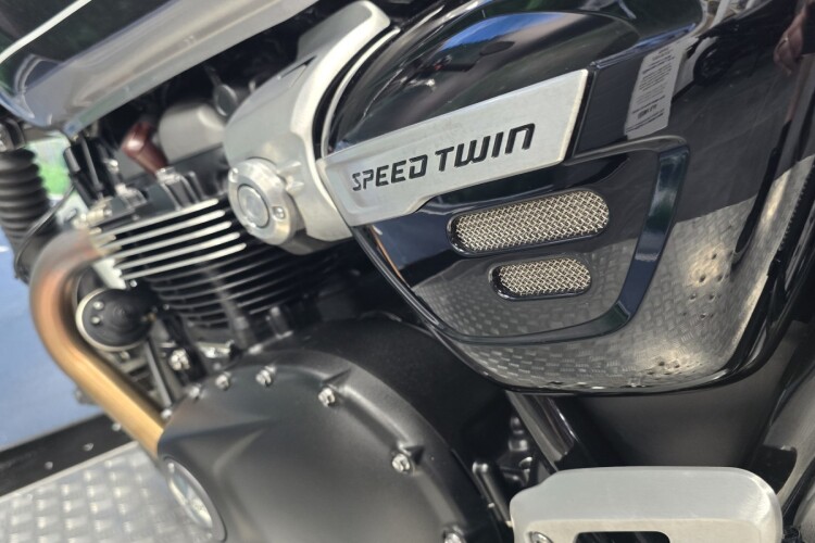 TRIUMPH SPEED TWIN 1200