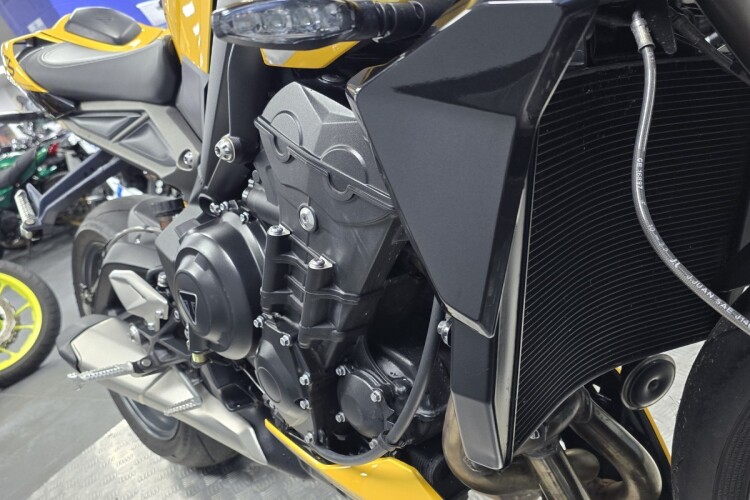 TRIUMPH STREET TRIPLE 765