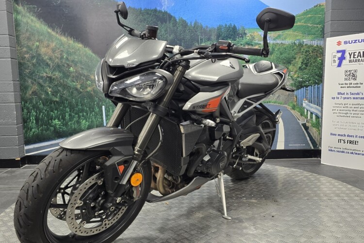 TRIUMPH STREET TRIPLE 765