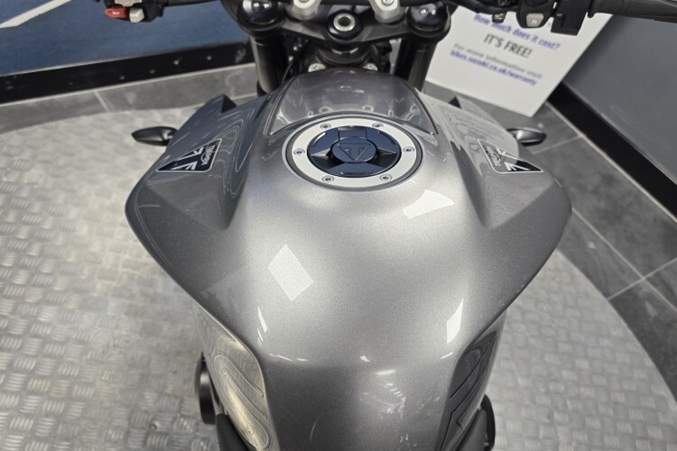 TRIUMPH STREET TRIPLE 765