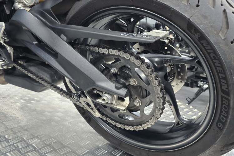 TRIUMPH STREET TRIPLE 765