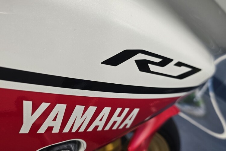 YAMAHA R7