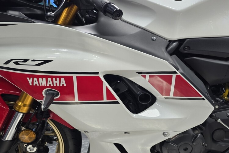 YAMAHA R7