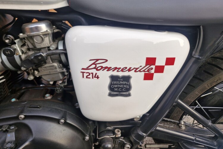 TRIUMPH BONNEVILLE T100