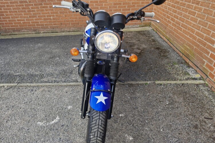 TRIUMPH BONNEVILLE T100