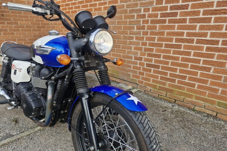 TRIUMPH BONNEVILLE T100