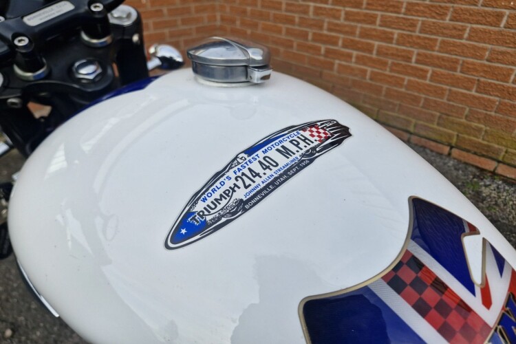 TRIUMPH BONNEVILLE T100