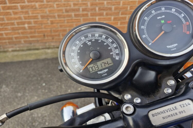 TRIUMPH BONNEVILLE T100