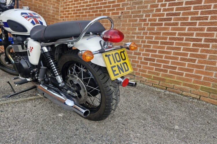 TRIUMPH BONNEVILLE T100