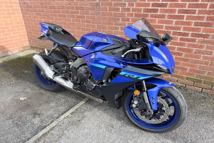 YAMAHA R1