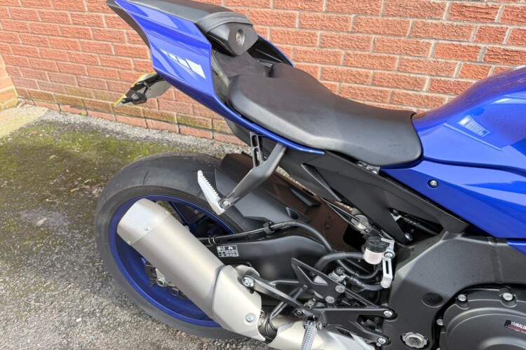 YAMAHA R1