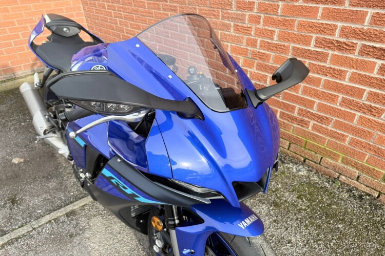 YAMAHA R1